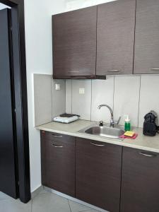 Kuchyň nebo kuchyňský kout v ubytování Melina Apartments - Cozy Holiday Apartment in Nikiti