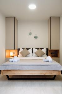 een slaapkamer met een groot bed met 2 kussens erop bij Maris Villas in Zaboric