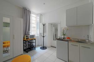 Kuchyňa alebo kuchynka v ubytovaní Cosy Studio- Bonne Nouvelle