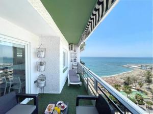 balkon z krzesłami i widokiem na ocean w obiekcie La Mar de Venus - Luxury Views in Puerto Deportivo w Marbelli