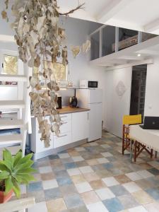 uma cozinha com armários brancos e um piso xadrez em Minha casa em Olhão