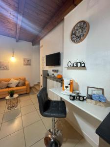 sala de estar con mesa, silla y sofá en Casa Nennella con Parcheggio Auto gratuito in Loco, en Nápoles
