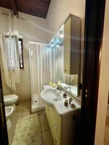 Un baño con lavabo, ducha e inodoro. en Casa Nennella con Parcheggio Auto gratuito in Loco, en Nápoles 7 fotos más
