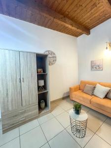 una sala de estar con un sofá y una mesa en Casa Nennella con Parcheggio Auto gratuito in Loco, en Nápoles