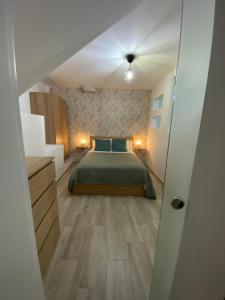 ein Schlafzimmer mit einem Bett in einem Zimmer in der Unterkunft La Lunita in Valverde