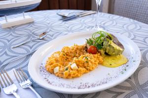 un piatto bianco di cibo su un tavolo di Gran Hotel Versalles Puerto Montt a Puerto Montt