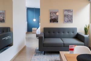 uma sala de estar com um sofá e uma mesa em Anima 64 em Bogotá