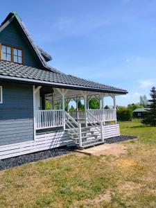 ein Haus mit einem Pavillon im Hof in der Unterkunft Domek na Mazurach 