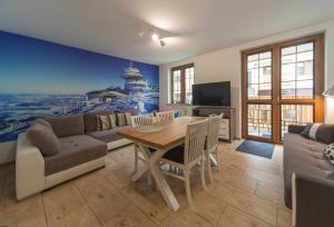 uma sala de estar com um sofá e uma mesa em Karpacz4you -"PRZY DEPTAKU" Apartament z Garażem - Wakacje 2024 em Karpacz