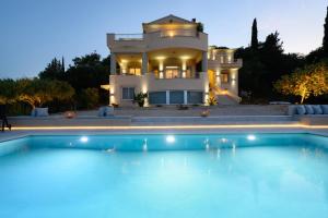 una casa con piscina frente a una casa en Aeras Luxury Villa, en Kastanéa