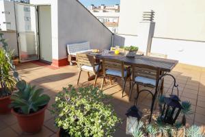 a patio with a table and chairs on a balcony at Mazi Apartments Martinet in Mataró