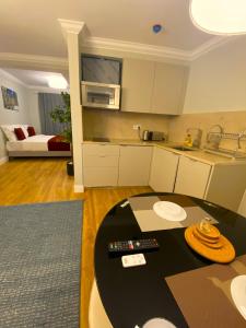 a living room with a table and a kitchen at Apartamentos Colmeia in Lisbon