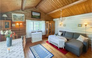 ein Wohnzimmer mit einem Sofa und einem Tisch in der Unterkunft Nice Home In bogen With House Sea View in Kongsvinger