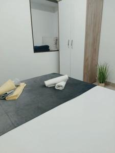 Un baño con un mostrador con espejo y lavabo. en Apartman CannaVis, en Split