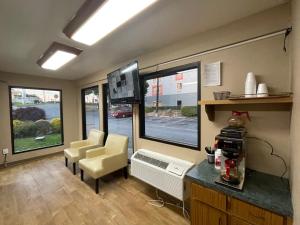 una sala de estar con ventilador y una habitación con ventanas en Western Inn Marietta, en Atlanta