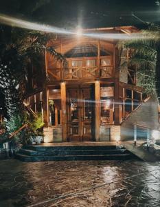 ein Gebäude mit einer Treppe davor in der Unterkunft DOMUS AUDITORIUM in Villa Carlos Paz