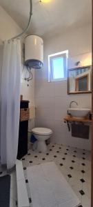 y baño con aseo y lavamanos. en Apartment Bosiljak, en Jelsa