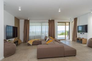 a large living room with a couch and a television at Villa El Viento in Šmrika