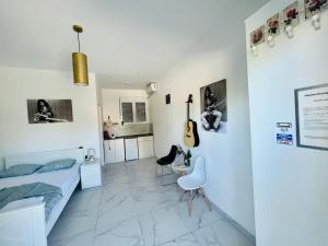 um pequeno quarto com uma cama e uma cozinha em Apartments Mia Patria em Ulcinj