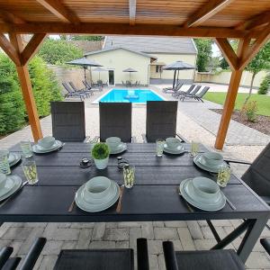 Bazén v ubytování Ella Sun Apartman nebo v jeho okolí