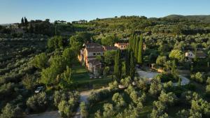 una vista aérea de una mansión en un bosque en Il Palazzo - Agriturismo, Winery, en Arezzo