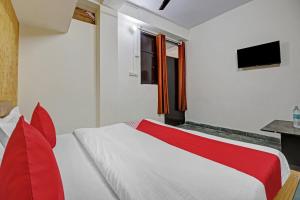 Ein Bett oder Betten in einem Zimmer der Unterkunft Flagship Hotel Royal 18