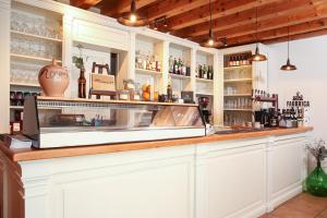 eine Bar mit weißen Schränken und einer Theke in der Unterkunft Locanda 77 in Borso del Grappa