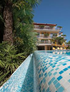 a swimming pool in front of a hotel at Hotel Capri Bardolino 3S in Bardolino