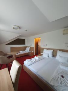 Posteľ alebo postele v izbe v ubytovaní Corvina Hotel-Restaurant + 15 fotografií