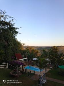 布魯馬迪紐的住宿－Aqui no Camping，享有度假村游泳池的顶部景致