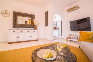 a living room with a table and a couch at CASA MAR URBANIZACION EL TOSSAL in La Nucía