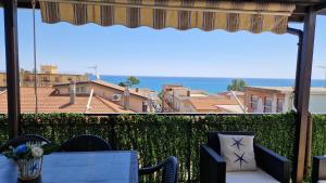 Un balcón o terraza de Blue Horizon Calabria - Seaside Apartment 120m to the Beach - Air conditioning - Wi-Fi - View - Free Parking