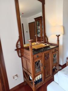 een badkamer met een houten dressoir met een spiegel bij Le Tre Civette in Sassari