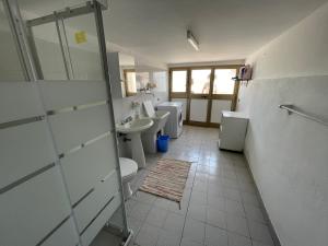 Un baño con dos inodoros, un lavabo y una ducha. en Casa Tullo, en San Costanzo 10 fotos más