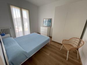 een slaapkamer met een bed en een stoel erin bij Casa Tullo in San Costanzo