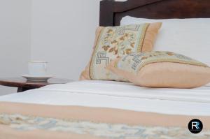 מיטה או מיטות בחדר ב-Royal Residency