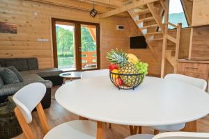 uma sala com uma mesa com uma tigela de fruta em Bungalow Jajce 1 em Jezero