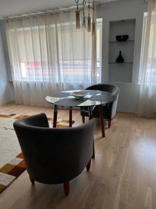 文茨皮尔斯TheNest的客厅配有桌子和两把椅子