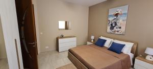 Rúm í herbergi á Large Apartment in Marsascala. sleeps 6