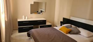Rúm í herbergi á Large Apartment in Marsascala. sleeps 6