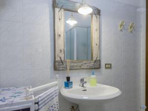 bagno con lavandino e specchio di Cav la Ginestra vistamare Elba a Rio nellʼElba
