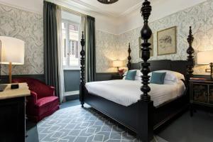 1 dormitorio con 1 cama y 1 silla roja en Luxury Flat, en Londres