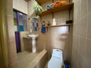 uma casa de banho com um WC e um lavatório em Calli Tonanzin em Tepoztlán