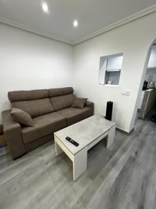 uma sala de estar com um sofá e uma mesa de centro em La Chambre de Boris em Madri