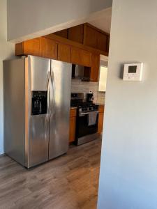 uma cozinha com um frigorífico de aço inoxidável e um fogão em Ethan 3 rooms em Chicago