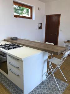 cocina con encimera y fogones horno superior en Il Rifugio sul Mare, en Terme Luigiane