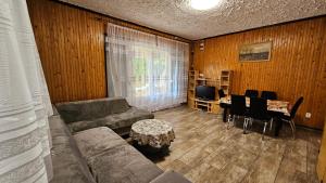 TV a/nebo společenská místnost v ubytování Mária 93 + 7 fotografií