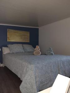 um quarto com uma cama com duas toalhas em Minha casa em Olhão