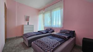 Postel nebo postele na pokoji v ubytování Mária 93