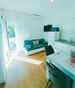 cocina y sala de estar con sofá. en Apartments Jagoda, en Split